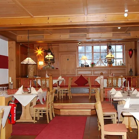 Landgasthof Zum Dorfkrug 호텔 하우세른